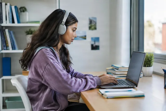 Online Learning Devices (19 images)